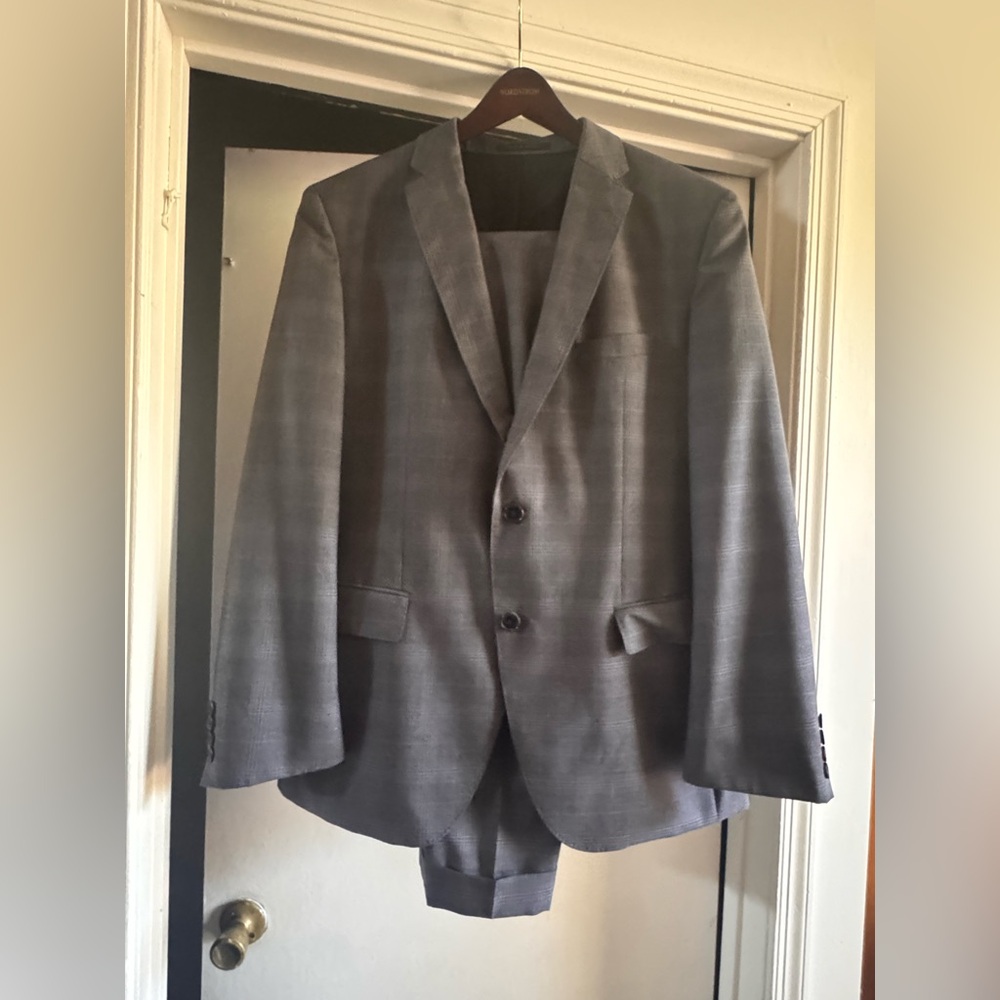 Hugo Boss Easy Fit Gray and Black Suit Size 44R Timeless Business Elegance